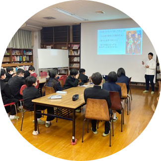 中学生に向けた授業の様子